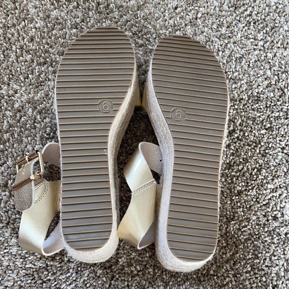 Sandals - Picture 2 of 3